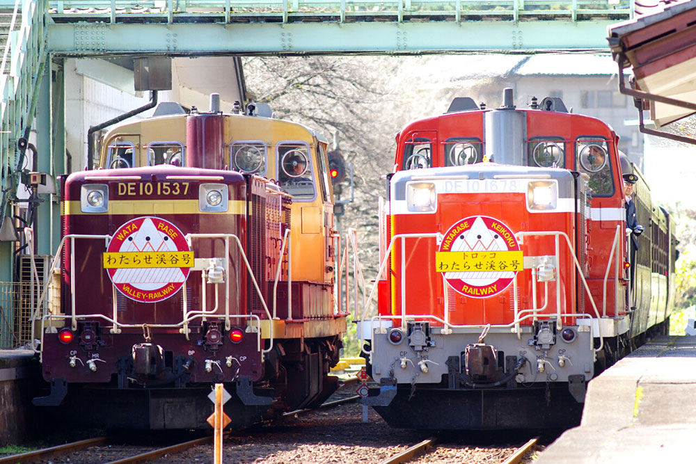 水沼駅で並ぶ1537号機(左)と1678号機
