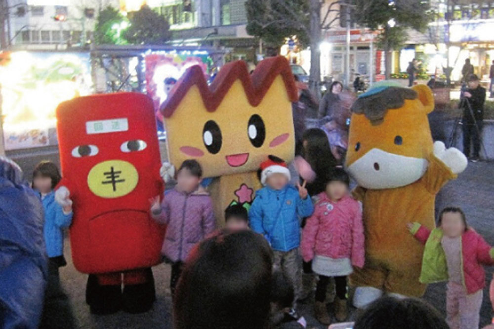 2012.12.23　桐生駅イルミネーション点灯式で、キノピーや子供たちと記念撮影。