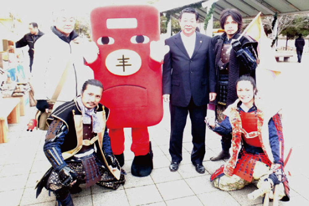 2012.12.23　ぎょうだ”夢”まつりで、行田市長様や「忍城おもてなし甲冑隊」の方と一緒に。